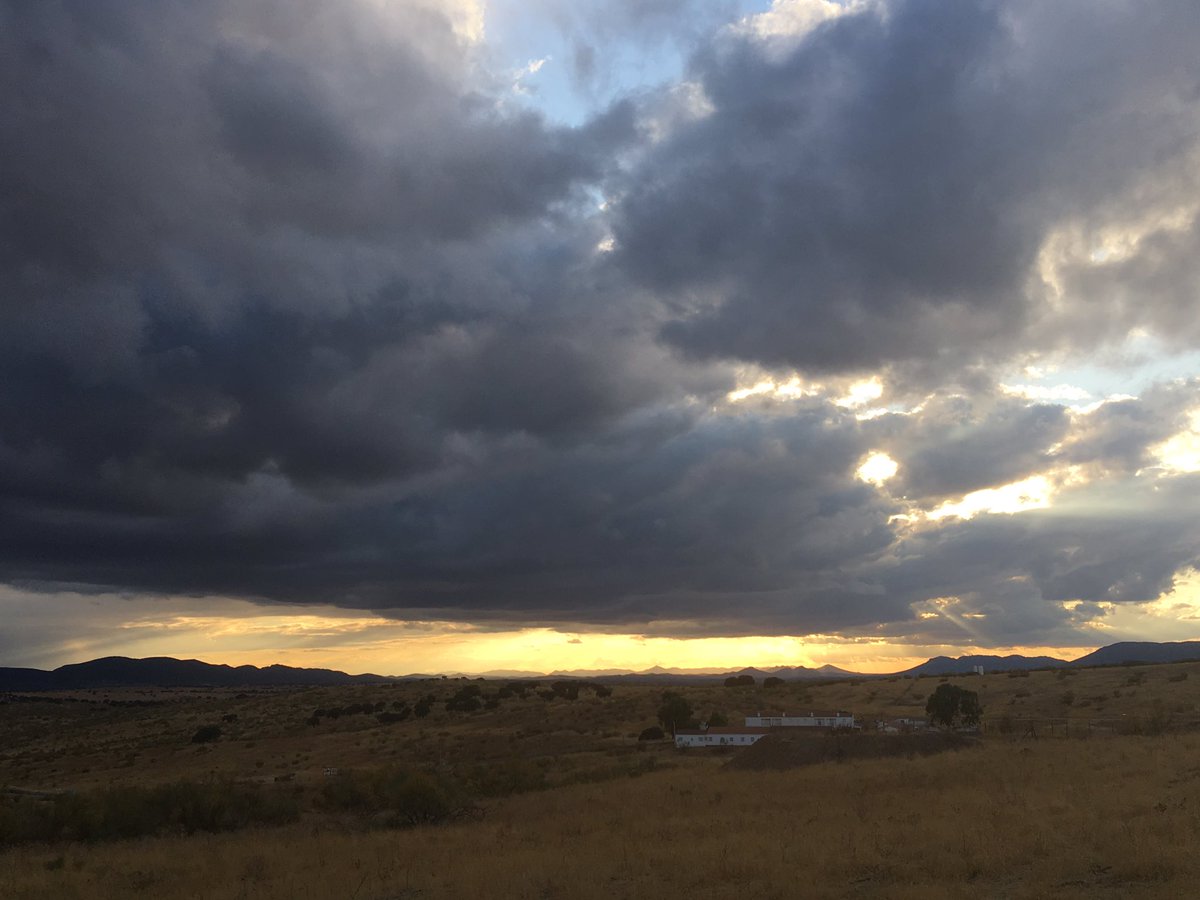 meteocr's tweet photo. Hoy el atardecer, desde la antigua ciudad romana de Sisapo, en la pedanía de La Bienvenida. En pleno valle de Alcudia https://t.co/3qSWKTW2zl