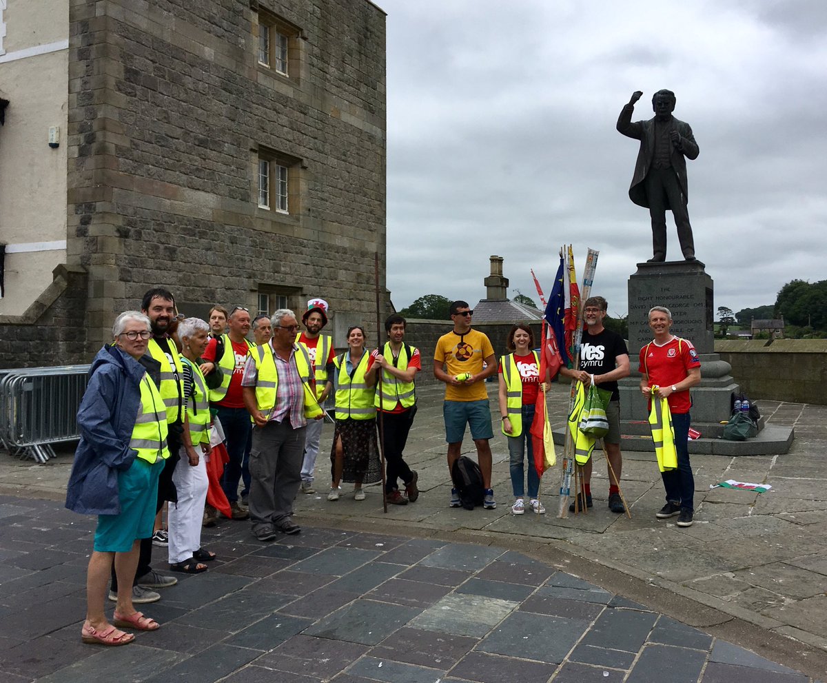 Diolch enfawr i’r criw gweithgar yma, helpodd sicrhau llwyddiant orymdaith @YesCymru Caernafon   😀🏴󠁧󠁢󠁷󠁬󠁳󠁿🎉 
“Cofis yn dweud Ie”