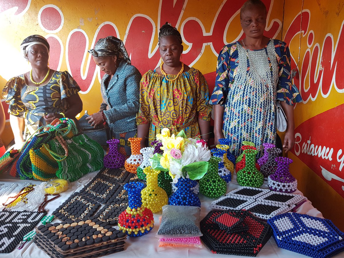 SoleneTshilobo2's tweet photo. Aujourdhui l' ONG @adepesidi a reçut la visite des femmes de valeur pour encourager les activités que les jeunes filles mères realisent @FemmesLeadeRdc @RienSlesFemmes https://t.co/BEGkNmm02r