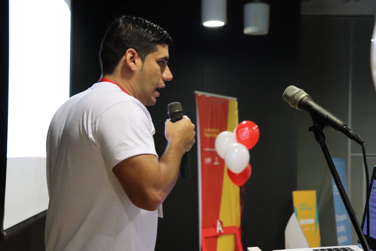 angulardaymed's tweet image. En este momento ⁦@sebasgojs⁩ nos habla sobre &quot;Implementing Real-time tracking with google maps + firebase + angular&quot; #AngularDayMed