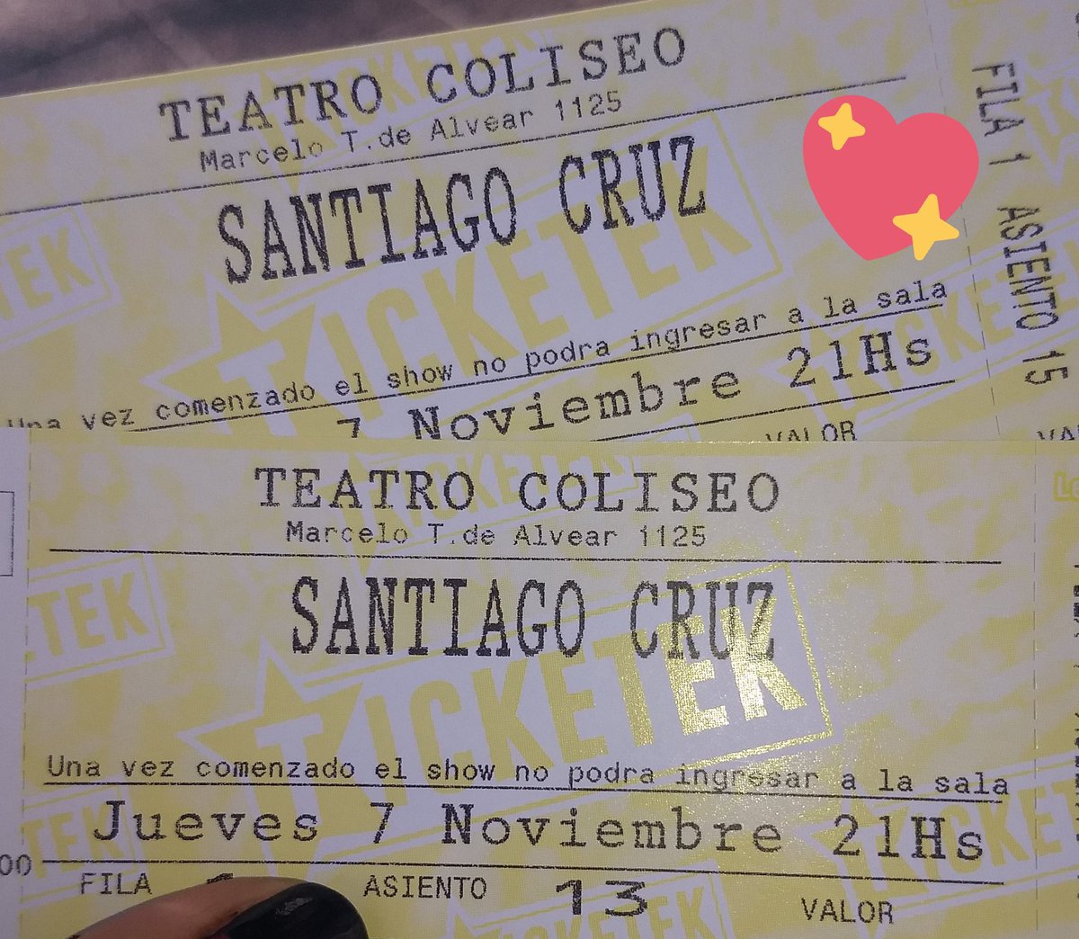 bb_patito09's tweet photo. Eyyyy!!!! @SantiCruz Ya están en  mis manitas 👐😉😉 Estamos listas @debis09 😝😝😝😝
#tourelemental
 #teatrocoliseo #santicruzenargentina https://t.co/QjDWSIdIt2