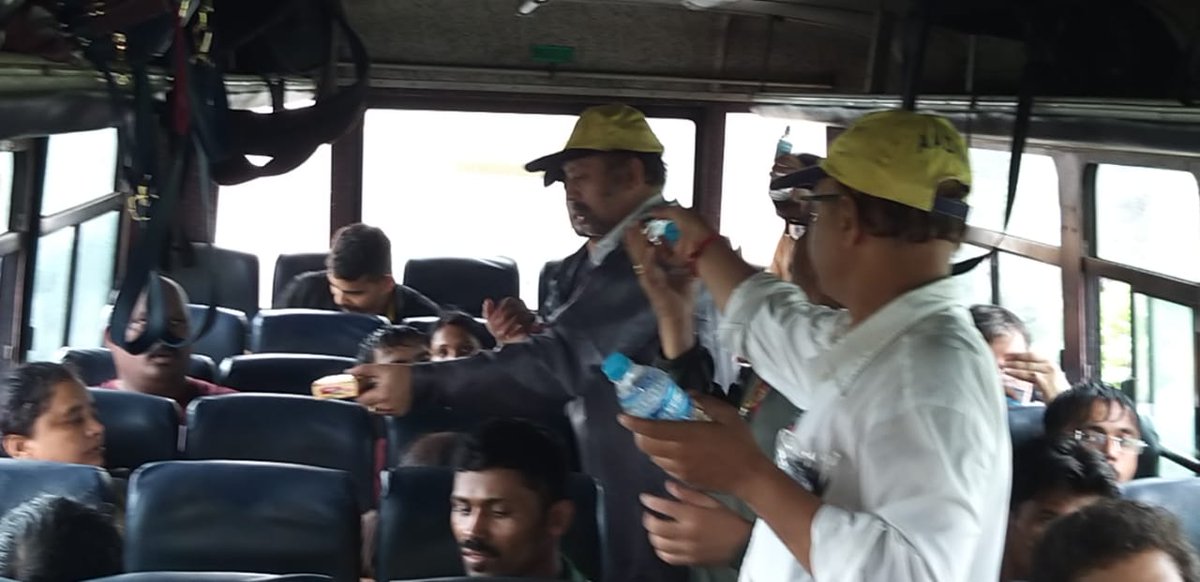 ankimeher's tweet photo. @AmitShah @NDRFHQ @indiannavy @adgpi DMVs of @Aniruddhasadm helped the rescued passengers from the #MahalakshmiExpress by serving food packets. Total 750 packets were made by the DMVs under just one hour.
DMVs also helped #NDRF &amp; other authorities by performing crowd management. https://t.co/4KaVFBU3q2