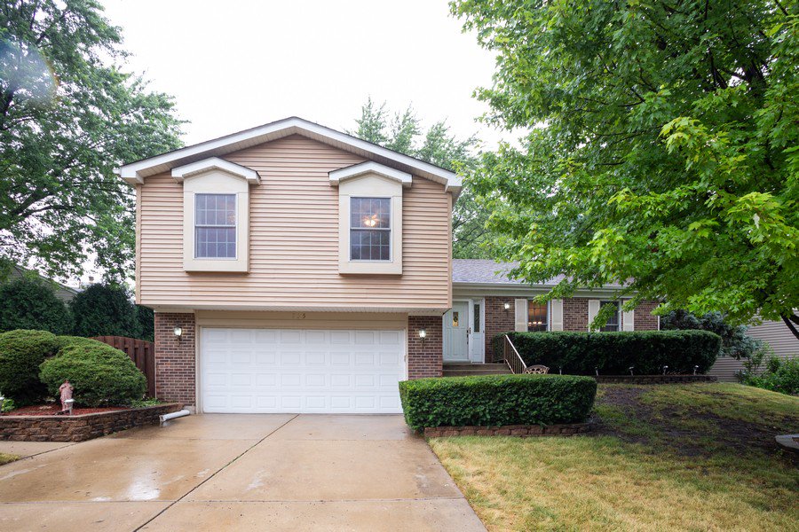 BarringtonsBest's tweet image. Check out our newest listing in #CarolStream! Tell us what you think!  #realestate tour.circlepix.com/home/SSQFJ8