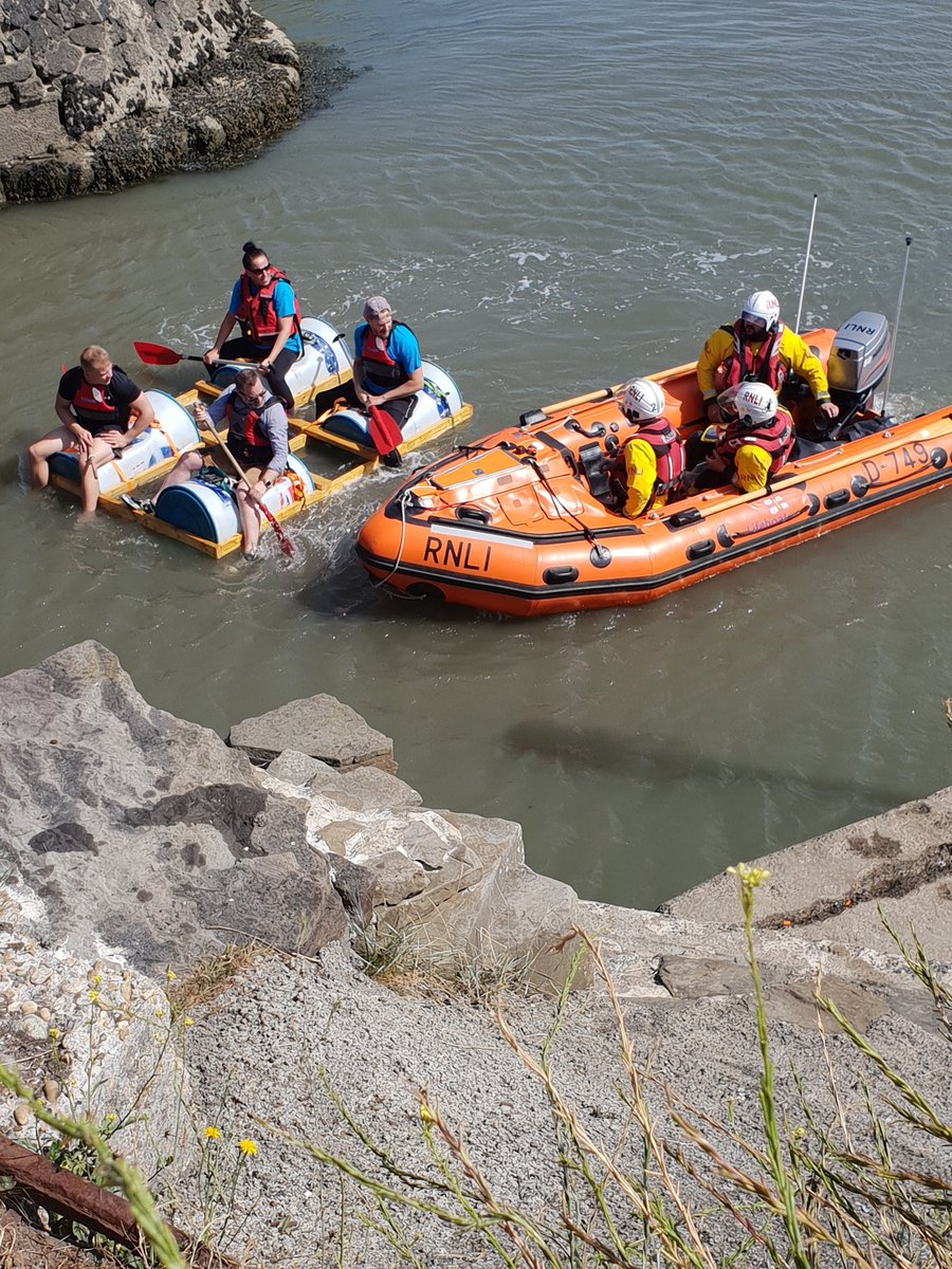 HughesSherre's tweet photo. Great day at Burry Port today @BurryPortRNLI @964thewave #mammyanddaughtertime https://t.co/7AEIcSRKlv