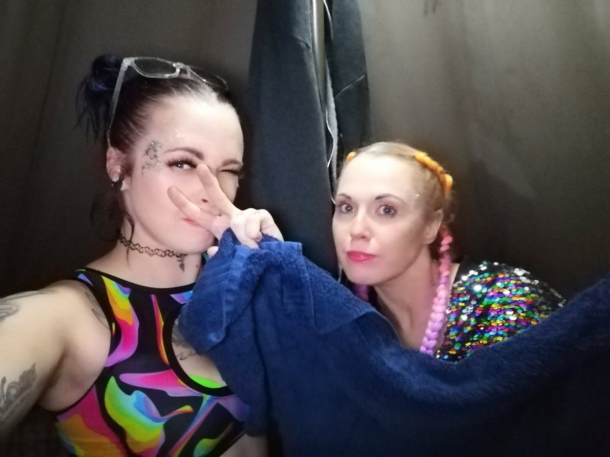 Rhianne2019's tweet photo. Shout out to @example for throwing me a towel that I was harrasing him for most of his set and shout to @LisaMar41531989 for taking a punch so I could grab it. Sick af set๐๐ #bugjam33 https://t.co/iMKUFF5zMC