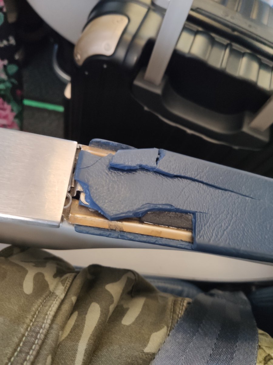 lanxinger's tweet photo. This is the kind of seats @Fly_Norwegian provided for our flight from Helsinki to Stockholm. D8204 operated by GetJet. Unacceptable. #norwegian #CustomerService https://t.co/61T6LqLYD8