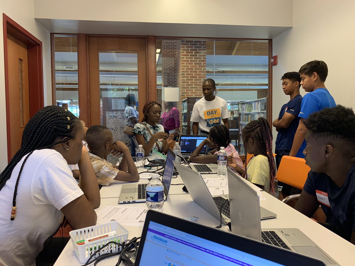 daytocode's tweet photo. From our session of build and program #hummingbird BIT #robot kits. Thank you @CodePartnersMD for donating the materials to our organization to make the workshop a success. https://t.co/MARriy44uQ