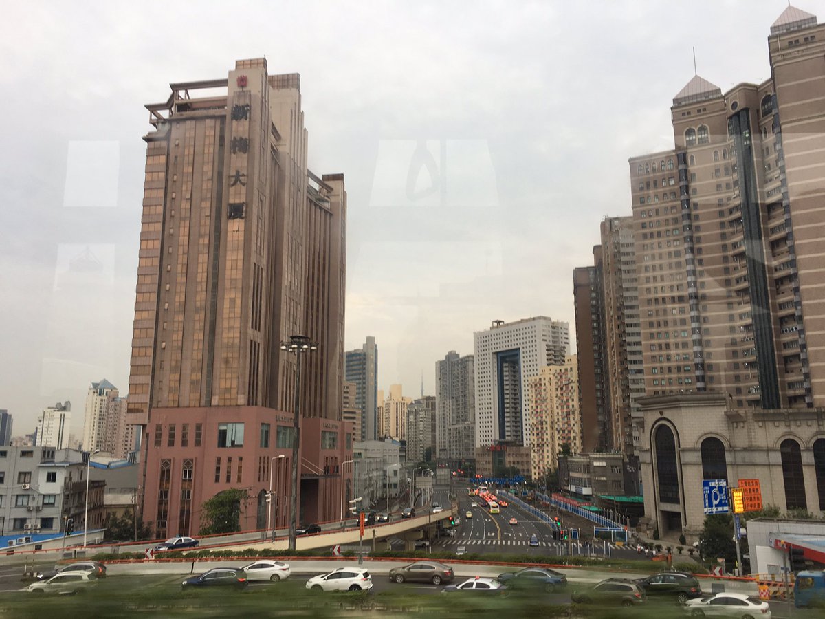 ObservatorCN_NL's tweet photo. Through the lens 👀of my iPhone: Capturing the imagines along the long bus route which I used to take during my high-school time 🎒The ingredients such the height, the density, the dimension and the age in these images are fascinating ❤️ #helloshanghai https://t.co/NlDA0TbAHz