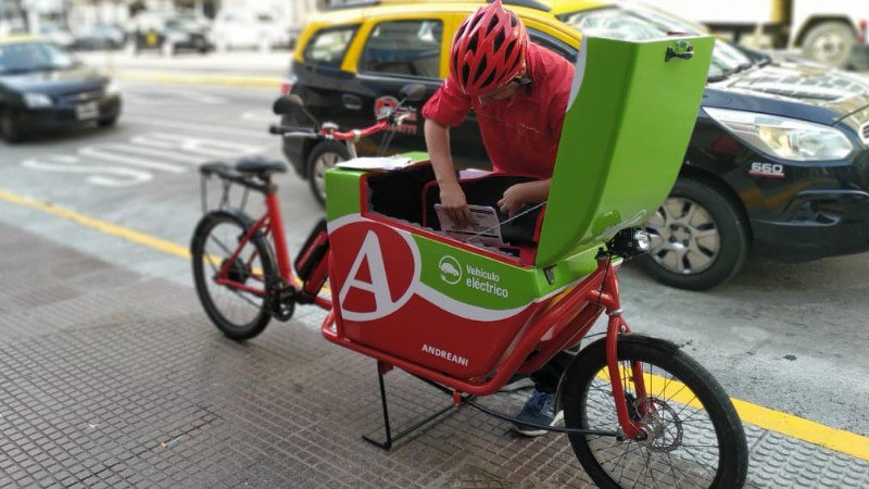 AndreaniOk's tweet photo. Bicicleta Eléctrica - Movilidad Sustentable 🚲🌱📦🌎

Continuamos probando la operatividad de la bicicleta eléctrica de carga para entregas en la ciudad: Realizamos pruebas de usabilidad en las sucursales de Monserrat, Palermo y Flores. https://t.co/ofLa3wC8OQ