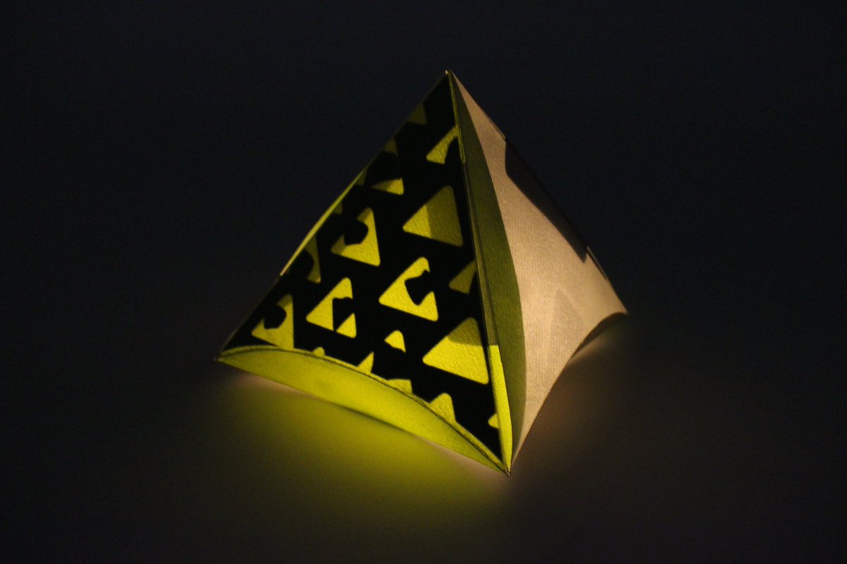 【真夏のデザインフェスタ】
〈開催日〉8/3(土)、8/4(日)
〈出展名〉Hygge(ヒュッゲ)
〈出展ブース〉 D-70、D-71

紙を蝋引き加工をして、光が優しく透けるようにこだわりのランプシェードです🕯
中にはアクセサリーが入っています
#真夏のデザインフェスタ #真夏のデザインフェスタ2019 #デザフェス