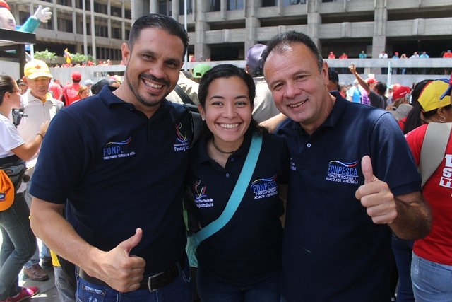 DanteRivasQ's tweet photo. La familia @MinPesca marchó este sábado en defensa de la paz, la soberanía e independencia de #Venezuela y los pueblos del mundo que han sido atacados por el gobierno de Estados Unidos y sus aliados. Juntos estamos y seguiremos venciendo! https://t.co/C33P66ccHv