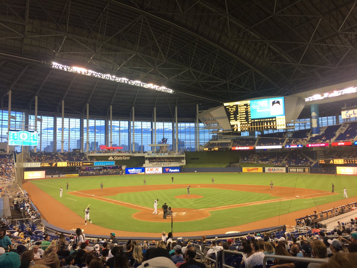 MarkFromDade's tweet photo. First game of the year #RoofClosed #ThrowbackWeekend @Marlins https://t.co/CLSIrPLpSv