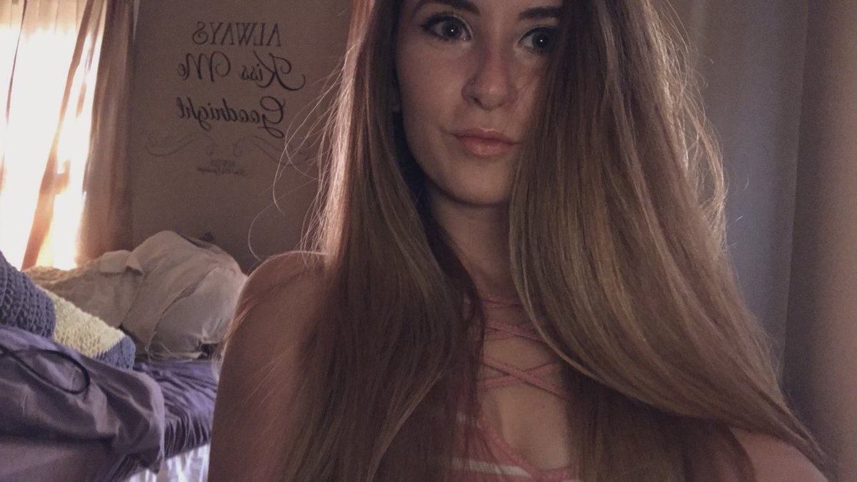 KeeghanEH's tweet photo. first time straightening my hair in 2019 couldn’t go undocumented 💖 https://t.co/eV833IaWE8