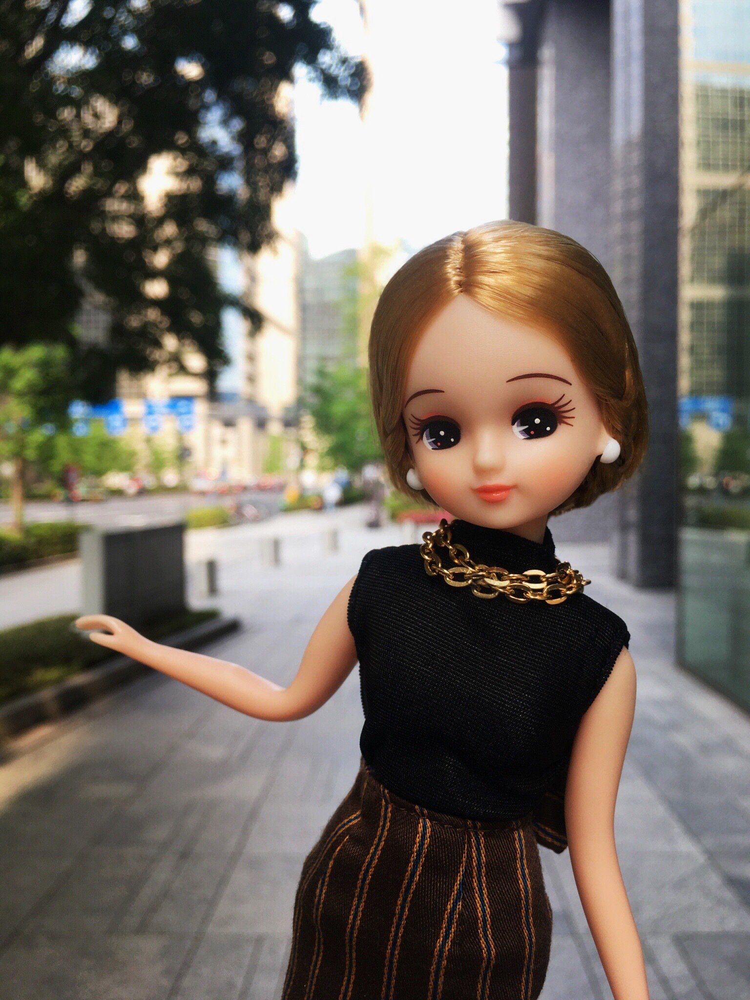 リカちゃん 公式 今日のファッションは 大人っぽいクラシカルコーデ 落ち着きのあるトップスには ゴールドのネックレスをアクセントにしたの 縦ラインを強調するスカートで 脚長効果もバッチリよ Ootd