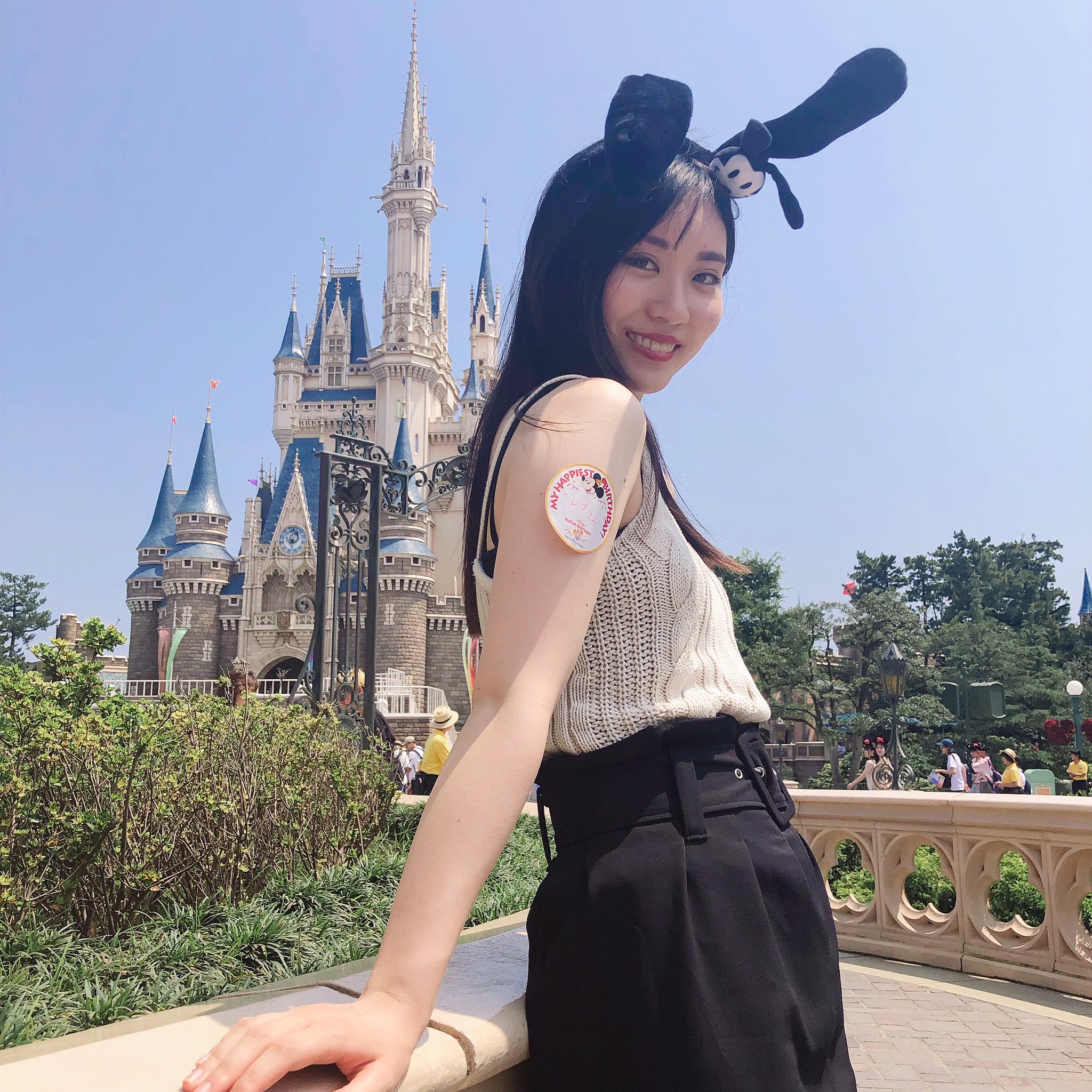 半田レナ こんにちは 先日 初めて誕生月にディズニーにいってシールをもらえて嬉しかった時の写真です 皆さんはディズニーのキャラクターでは何が好きですか 私はシンデレラが好きです ミスコン ミスキャンパス ディズニー T Co
