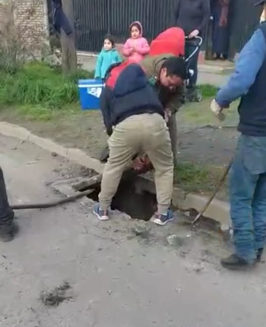 CarabNuble's tweet image. Tras varias horas de trabajo, Carabineros de la Subcomisaría #Huambalí y vecinos de Villa #DoñaIsabel rescataron a 3 perros que estaban atrapados en un alcantarillado sin salida. Tras el rescate, los animales quedaron al cuidado de una familia del sector.
Somos #OrdenyPatria