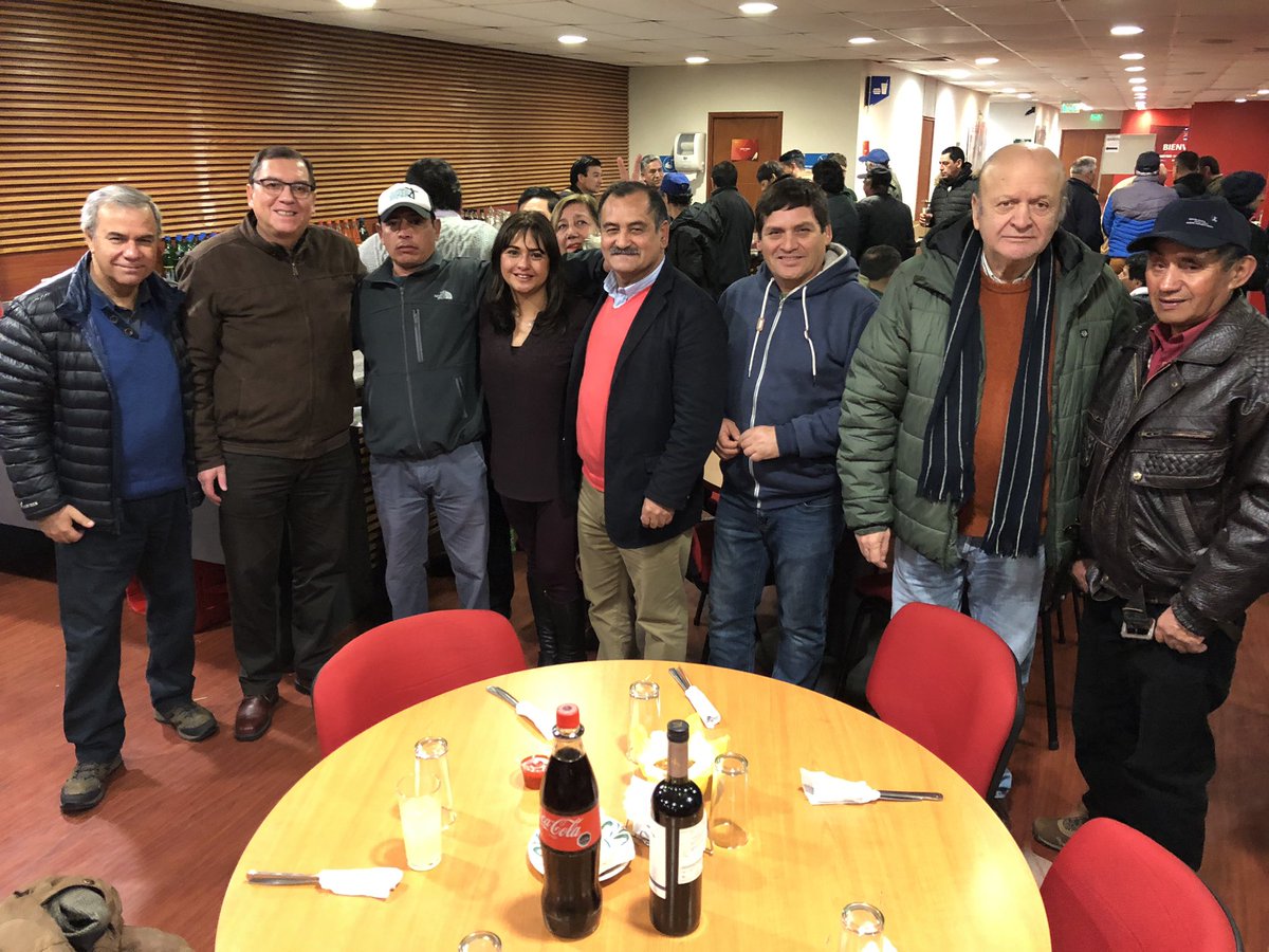 loretosenadora's tweet image. CHILLÁN: Culminando la jornada de hoy con nuestros amigos recolectores de basura en su cena anual del “Día del Recolector” junto al sindicato de trabajadores. Gracias a su presidente, don Pedro López y directiva por la invitación. Muchísimas felicidades!!!