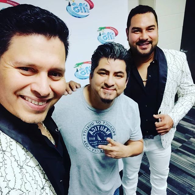 zorrillitoradio's tweet photo. Con los vocalistas de @bandamsoficial gracias muchachos! @alanmsoficial @walo_ms07oficial
#laquebuena #bandams #infiniteenergyarena #bandamusic #regionalmexicano #music #banda #mimayoranhelo #atlanta #radio #hermosaexperiencia #mexico https://t.co/PqORd82tzO https://t.co/4c5BJnGxtg