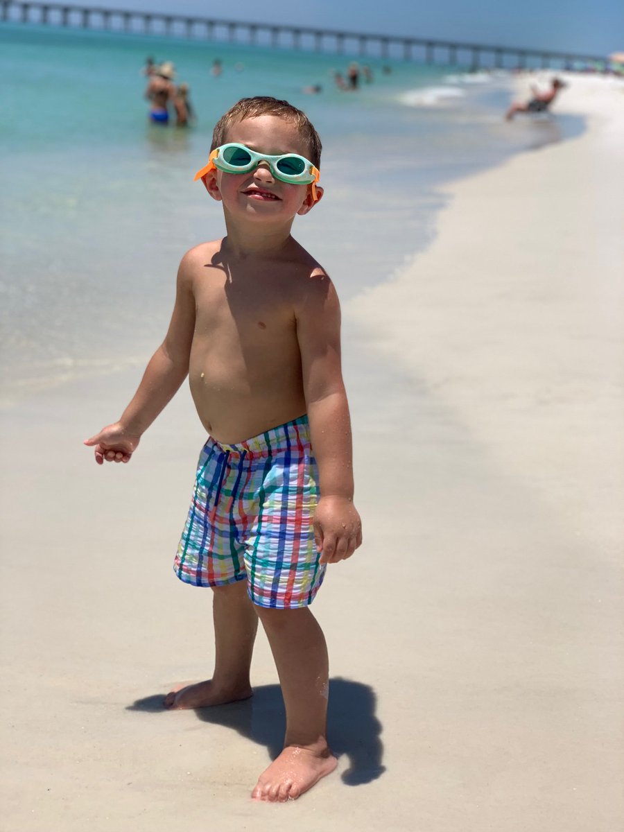 KarleeAlayne's tweet photo. Name someone who looks cuter in goggles!! 💚💛💙 https://t.co/IvMJZaTQ0c