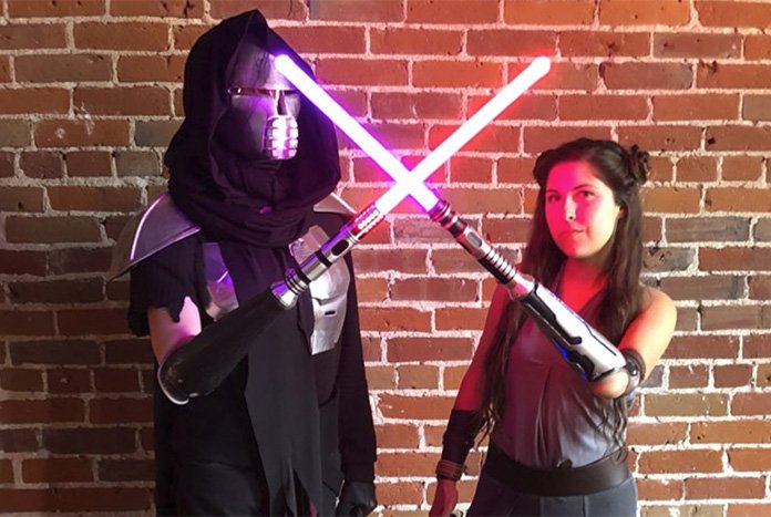 JediNewsNetwork's tweet image. Mark Hamill Shares Lightsaber Photo of Bionic Actress Angel Giuffria - jedine.ws/x6gu #StarWars #BionicActress @aannggeellll, prosthesis by @ArmDynamics @HamillHimself