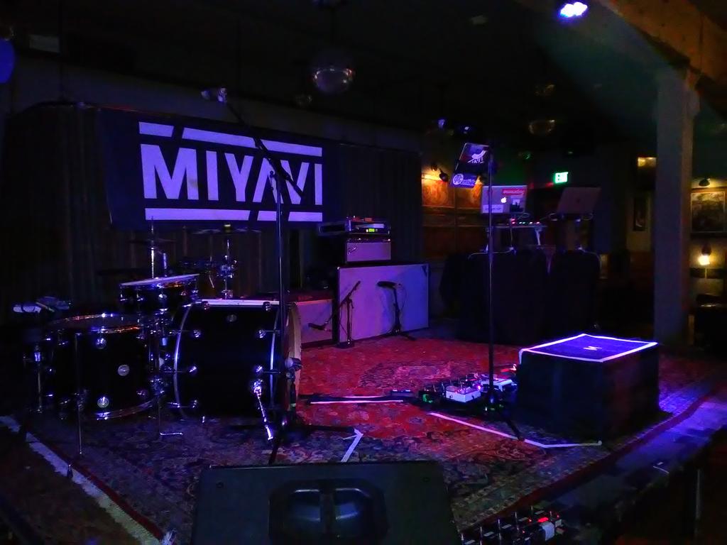 DirectorNarayan's tweet photo. Show starts in an hour, I really want to get a drink... But I also don't want to leave my spot #MIYAVI #CrystalBallroom #LolasRoom https://t.co/ctDT2PgsUR