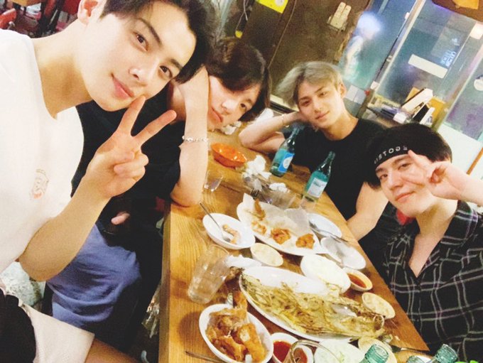 ASTRO's Cha Eun Woo, SEVENTEEN's Mingyu and GOT7's Yugyeom was in the photo, sharing a sumptuous meal with JK.