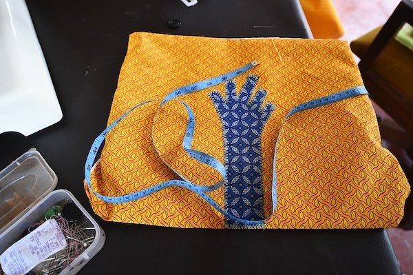 Tiny, a women from the rural Groot Marico area in North West 🇿🇦, made the musette bags in which the <a href="/assos_com/">ASSOS Of Switzerland</a> Moving Forward jersey is being sold.

Listen to her story and love for sewing.

Video:  youtu.be/9qlbS_ICGxw