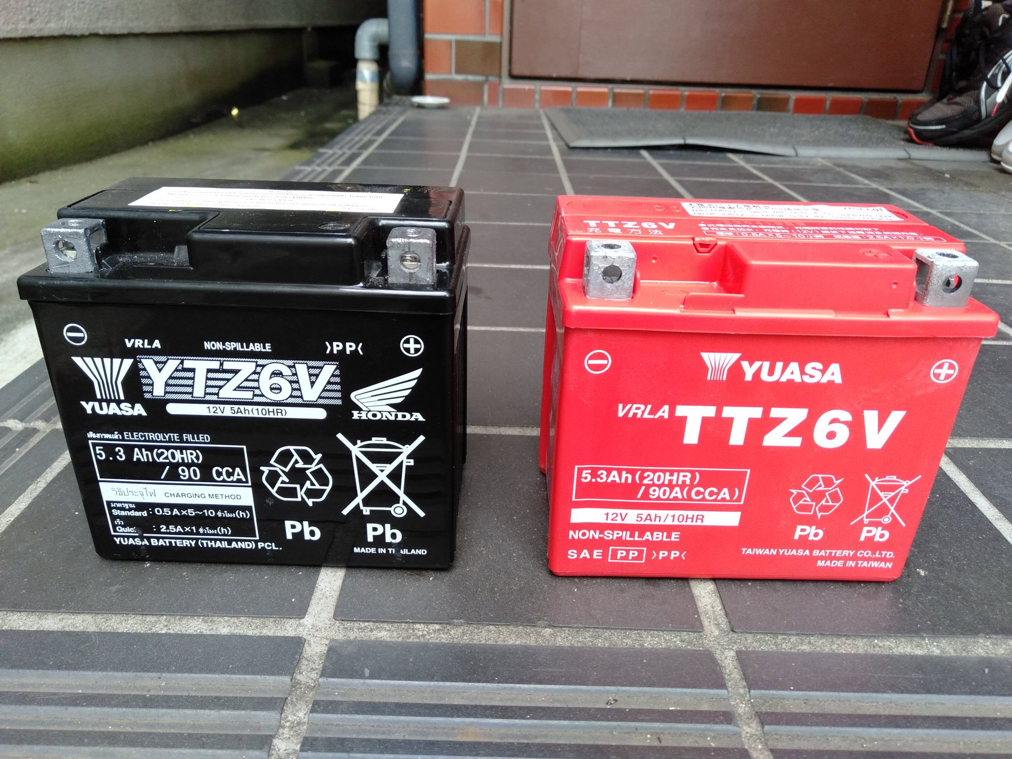 10 Tren Twitter バッテリー交換 純正バッテリーはytz6v タイユアサ製でホンダのウィングマーク付き 新しいバッテリー は台湾ユアサのttz6vで 他の台湾ユアサ製バッテリーと違い 何故か赤い 怪しいながらも交換 Click125i クリック125i 10 Tren Twitter バッテリー交換 純正バッテリーはytz6v タイユアサ製でホンダのウィングマーク付き 新しいバッテリー は台湾ユアサのttz6vで 他の台湾ユアサ製バッテリーと違い 何故か赤い 怪しいながらも交換 Click125i クリック125i