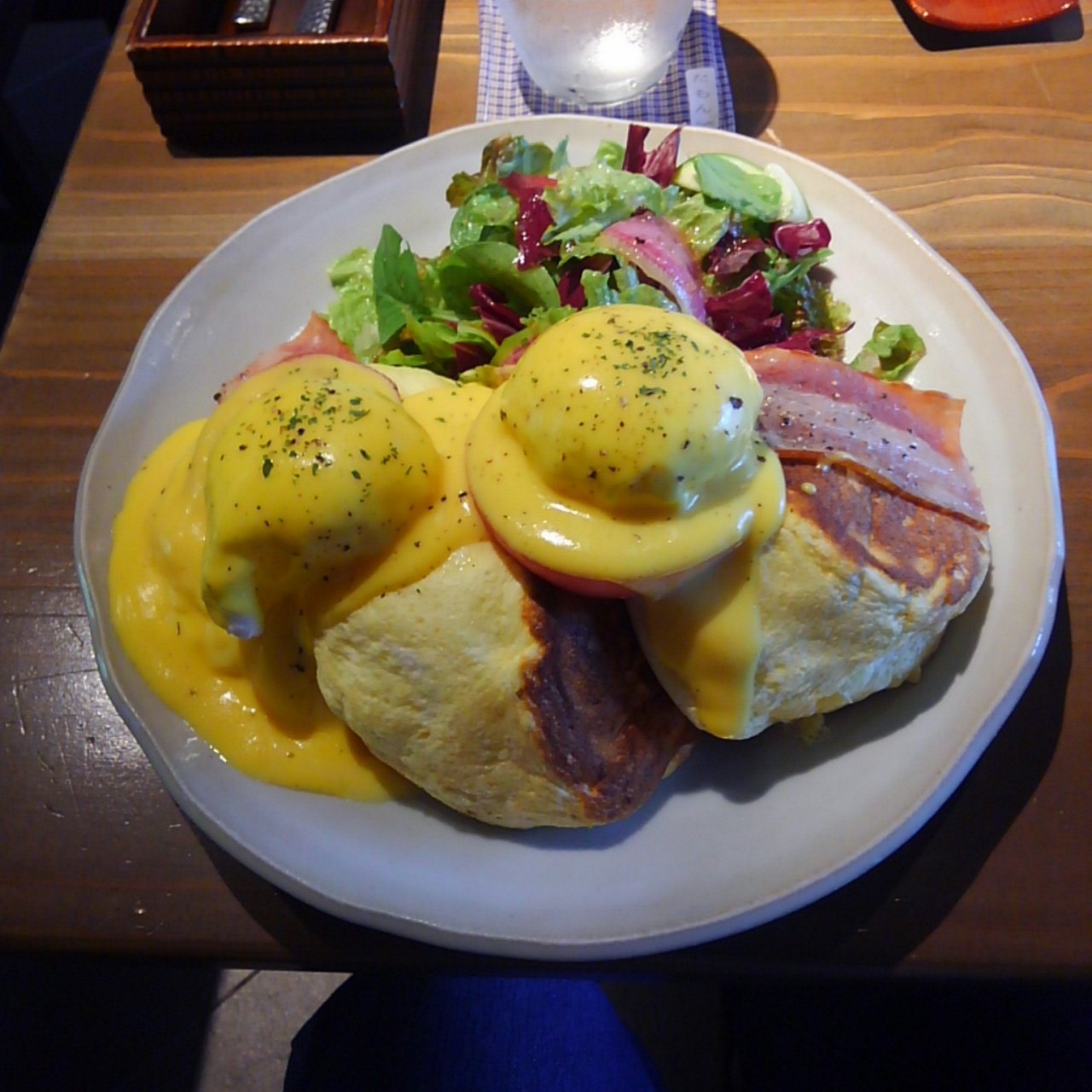 這出ルン على تويتر エッグベネディクトパンケーキ食べた やっぱパンケーキは生クリームとかバター派だなと思ったけどエッグベネディクトはめちゃめちゃ美味しかった あとここサラダにドレッシングたっぷりかけてくれたのが地味に嬉しかった T Co