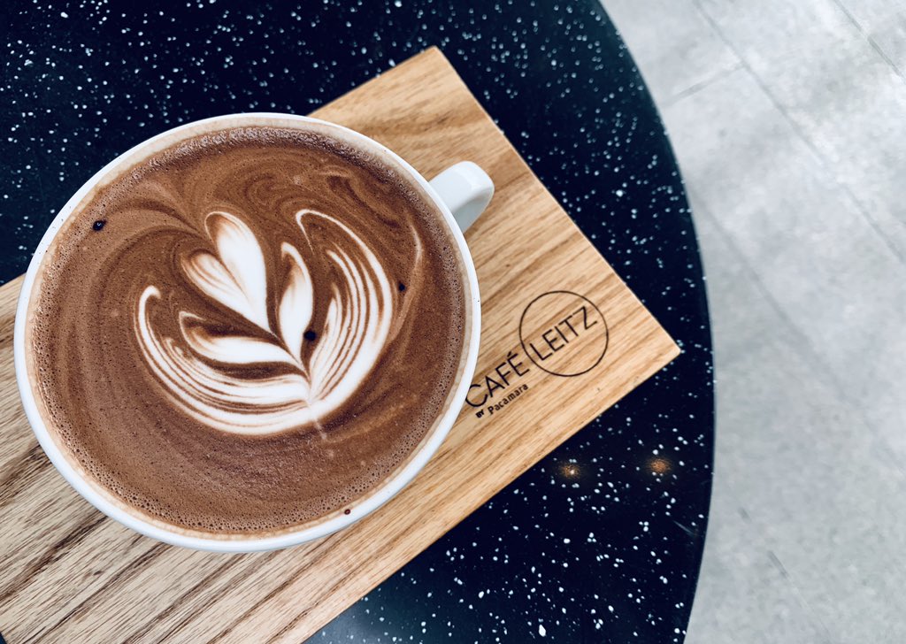 moments_journey's tweet photo. Cafe Leitz by Pacamara คาเฟ่ในเอมควอเทียร์ ราคาไม่แรงพอๆ กับสตาบัคเลยบรรยากาศร้านเก๋ มีช้อปไลก้าด้วย เอาเป็นว่าใครชอบเช็คอินถ่ายรูปตามคาเฟ่ ที่นี่คุณต้องมา
พิกัด: เอมควอเทียร์ ชั้น M
#thejourneymoments #Reviewcafe_th @ReviewCafe_TH #อร่อยบอกต่อ @aroii https://t.co/oCf50OLlEd