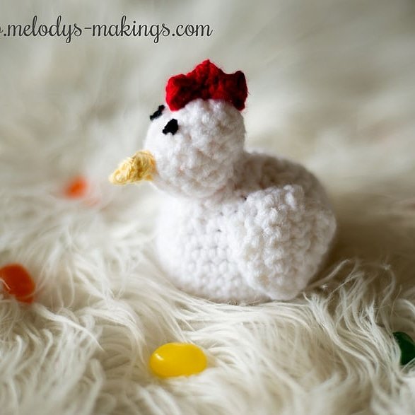 This adorable little crochet chicken is keeping a super fun secret.  Squeeze her hard enough, though, and the secret might just “pop” right out!

melodys-makings.com/free-crochet-e…