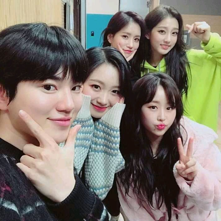 Sungjong with Sujeong, Jin, Yein and Baby Soul