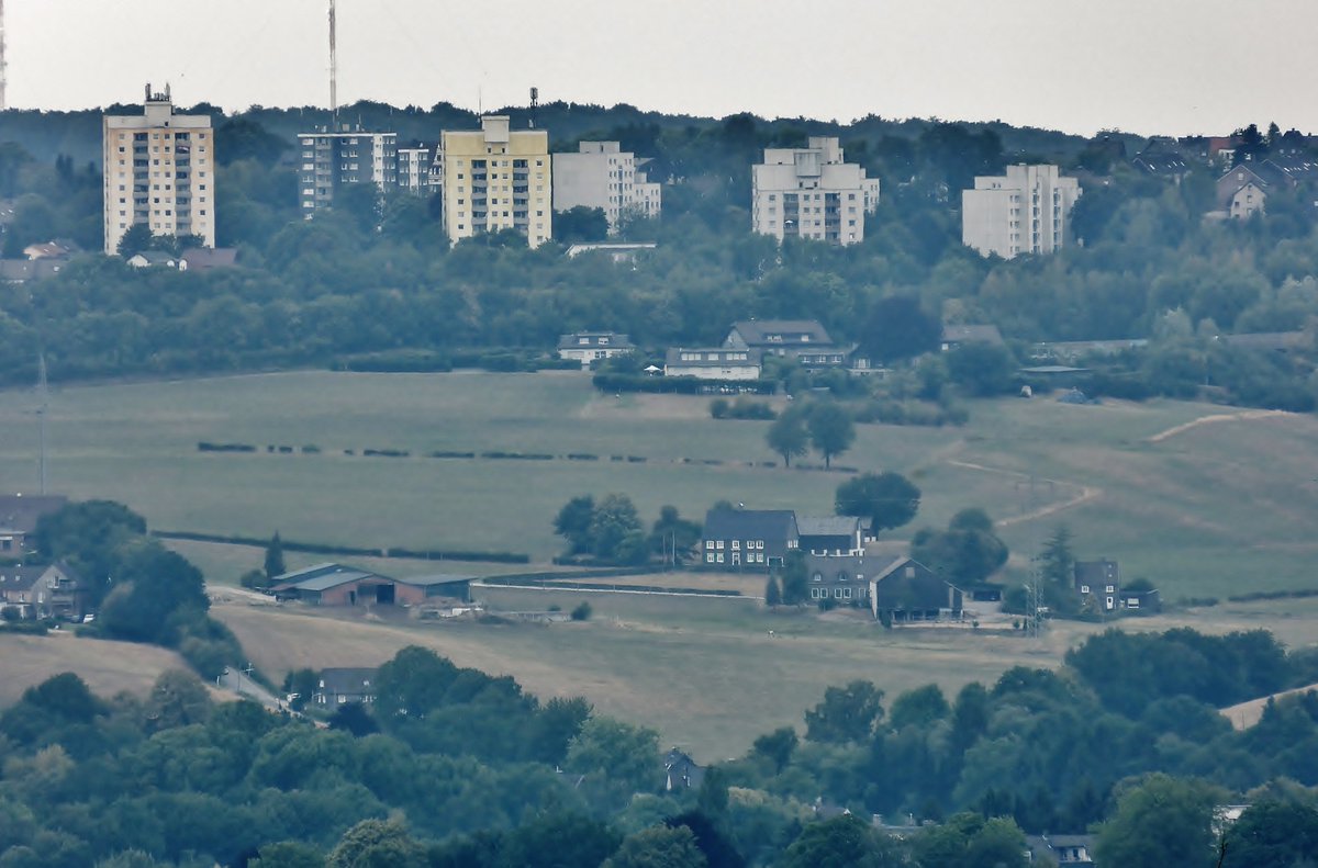 Fast wäre um 1970 dieses schöne Stück Land komplett dem "Projekt Nächstebreck" zum Opfer gefallen: Blick vom Ehrenberg auf die Ortslage Ochsenkamp im Quartier Nächstebreck - mit der deutlich kleiner ausgefallenen Hochhaussiedlung. #Wuppertal #Keineflächenversiegelung