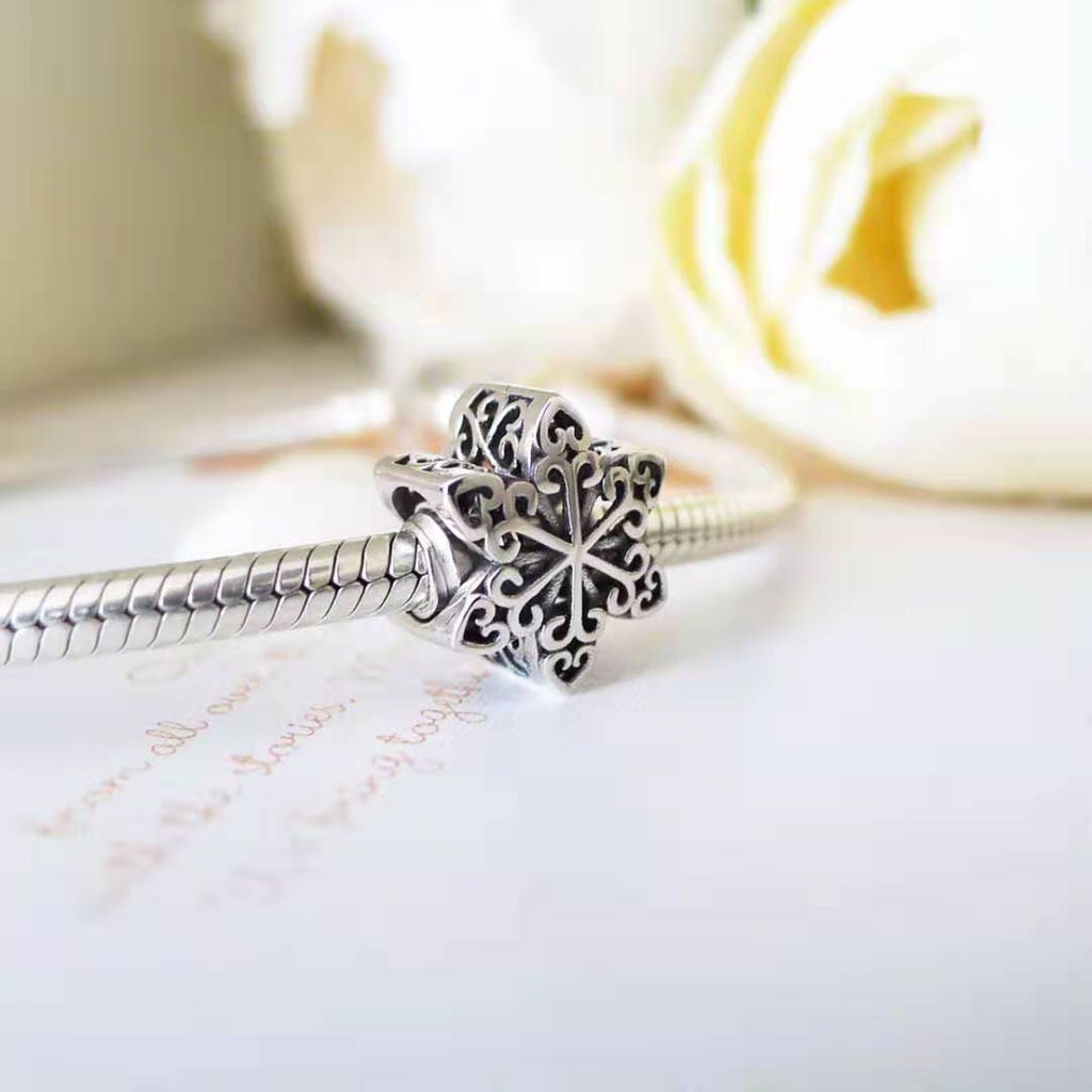 Jinghandmade's tweet image. Hollow Snowflake Charm, Sterling silver Snow Charm Fit for European Snake Chain Bracelet #silversnowflake #snowflakebead #silvercharm #braceletcharm #pandoracharms #europeancharm etsy.me/2YnYpGr