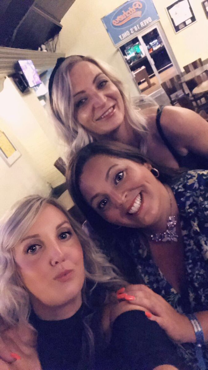 jordan__ava's tweet photo. Best week ever with these 2 belters 👌🥰 #friendsforover20years @flamingolanduk https://t.co/z4BkzL1NrN