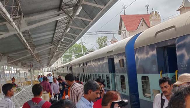 pudharionline's tweet photo. महालक्ष्मी एक्स्प्रेसमधील अडकलेले प्रवाशी सुखरुप कोल्हापुरात दाखल
👉 https://t.co/xHPPw8FvOG
#MahalaxmiExpress #MahalakshmiExpress #वांगणी #कोल्हापूर https://t.co/yop0V3V2Tb