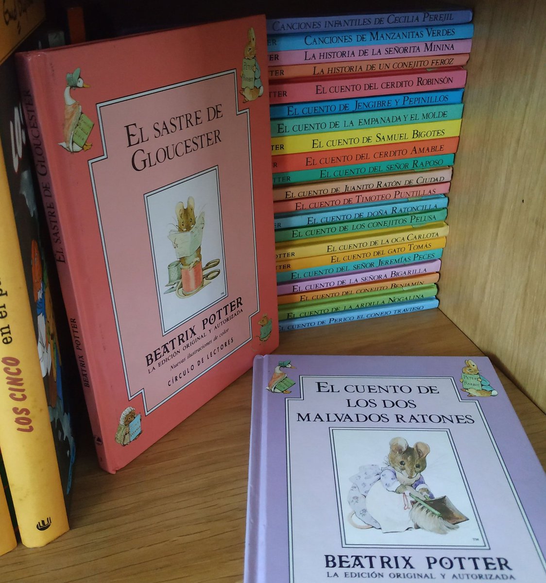 aicilapg's tweet photo. @bibliodacoruna Pois eu aínda teño a colección a bo recaudo, e gardo boa lembranza das súas historias. Velaquí dúas das miñas preferidas #beatrixpotterfan https://t.co/h2sxJqjoLx