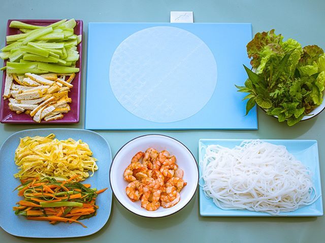 Here is a guide to wrap summer roles. We show you step by step how to fill the perfect roll and then wrap it. A really refreshing and delicious recipe for these hot temperatures. Stop by and learn how to roll the best rolls! #summerroll #wrap #instructio… ift.tt/32QZx97