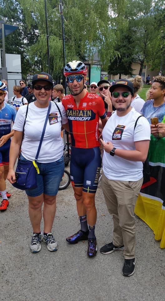 Grande emozione per i vincitori del concorso NAMEDSPORT&gt; “Vinci una tappa al Tour”! I nostri ospiti speciali hanno potuto vivere la gara più famosa nel mondo del ciclismo da una prospettiva del tutto eccezionale ed entusiasmante. Ecco i nostri Domenico e Vera con Vincenzo Nibali.