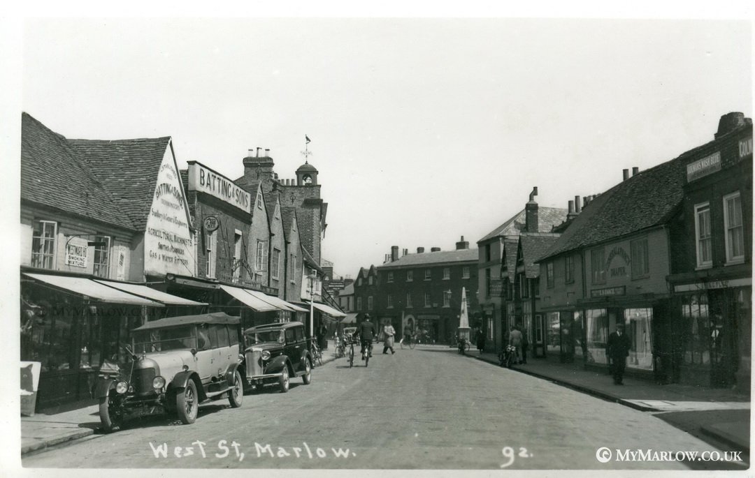 A favourite in our collection, that we've not yet shared - a lovely view of West Street, including the old Battings ironmongers shop opposite the Coach and Horses pub. No problem finding a parking spot back then! Have a great Sunday everyone 😊