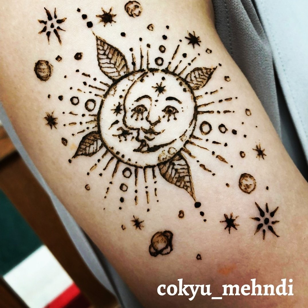 Cokyu Mehndi ヘナタトゥー広島 ジャグアタトゥー広島山口岡山 中国地方は梅雨明けです 画像 の太陽 月もすっかり快晴を喜んでいますね 今回はヘナタトゥー かわいいです 消えるタトゥー 気になる方はフォロー後 Dmください ジャグア タトゥー ヘナ