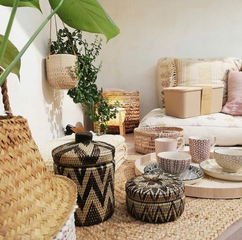 Novedades de última hora...!! Nos encantan las cestas🌿🌿
combinadas con plantas, perfectas para darle un toque #flowerpot a cualquier rincón, terrazas, baño, cocina...💛