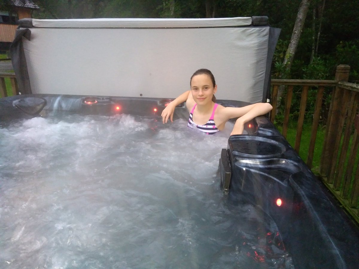 vivamovida1791's tweet photo. Rowan & Beth enjoying the hot tub... #squirrellodge #otterburn π¦π²ποΈπΏοΈπππ https://t.co/yQ2gh9vZ2e