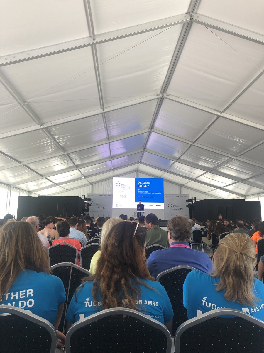 It's time for the final award ceremony! Stay tuned for the results! Follow it live on Facebook: facebook.com/sde19/videos/6… <a href="/tudelft/">TU Delft</a>