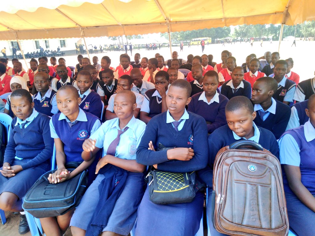 StraightTalkKe's tweet photo. Schools arrive in droves at Wang'apala Boys Sch for the Homabay County Adolescents Health Exhibition.
#WhatIWishIKnew
@JIACTIVATE
@CSA_Kenya https://t.co/qWpZRmMwt2