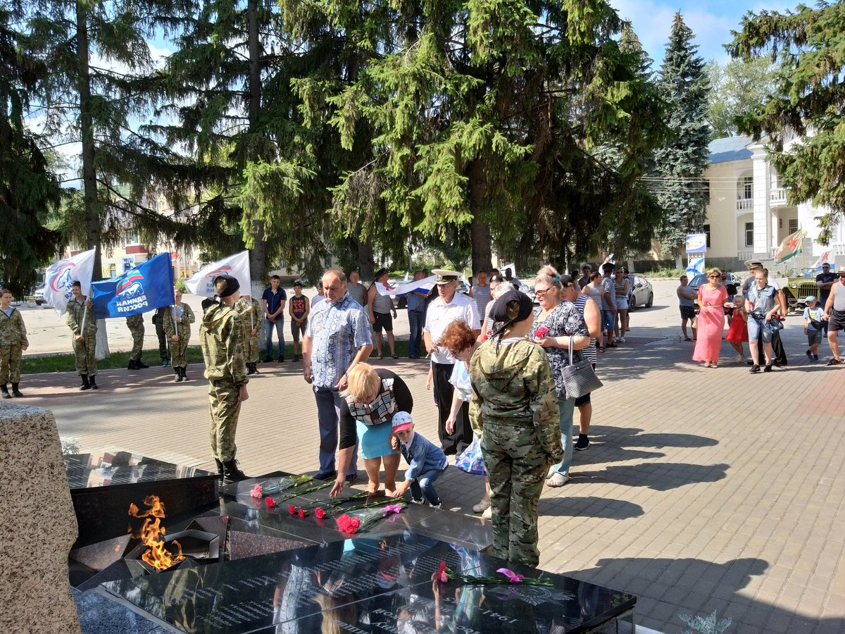 edinroszhig's tweet photo. С Днём ВМФ поздравляли сегодня жигулевцев на митинге у вечного огня. На нем выступили Глава г.о. Холин Д.В., пред. гор.Думы Смеловский Ю.В., деп. Хитахунов Р.И., помощ-ки депутатов Сам.Губ.Думы Амрояна Р.С. и Коротких В.В. Началось мероприятия с богослужения, кот. провел о.Борис. https://t.co/M6KYQPvKkr