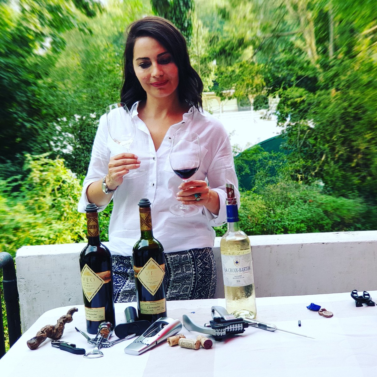 Preparando nuestro próximo post <a href="/Magnovino/">Judith Henríquez</a> <a href="/TresorsduMonde_/">Trésors du Monde</a>  <a href="/lecreuset/">Le Creuset</a> <a href="/eovmarchigue/">Viñedos Marchigüe</a> @BartonGuestier <a href="/Bartonwine/">Barton Family Wines</a> 
Cuál es el tira corcho más funcional del mercado?
Pronto un video con su video explicativo 🤩