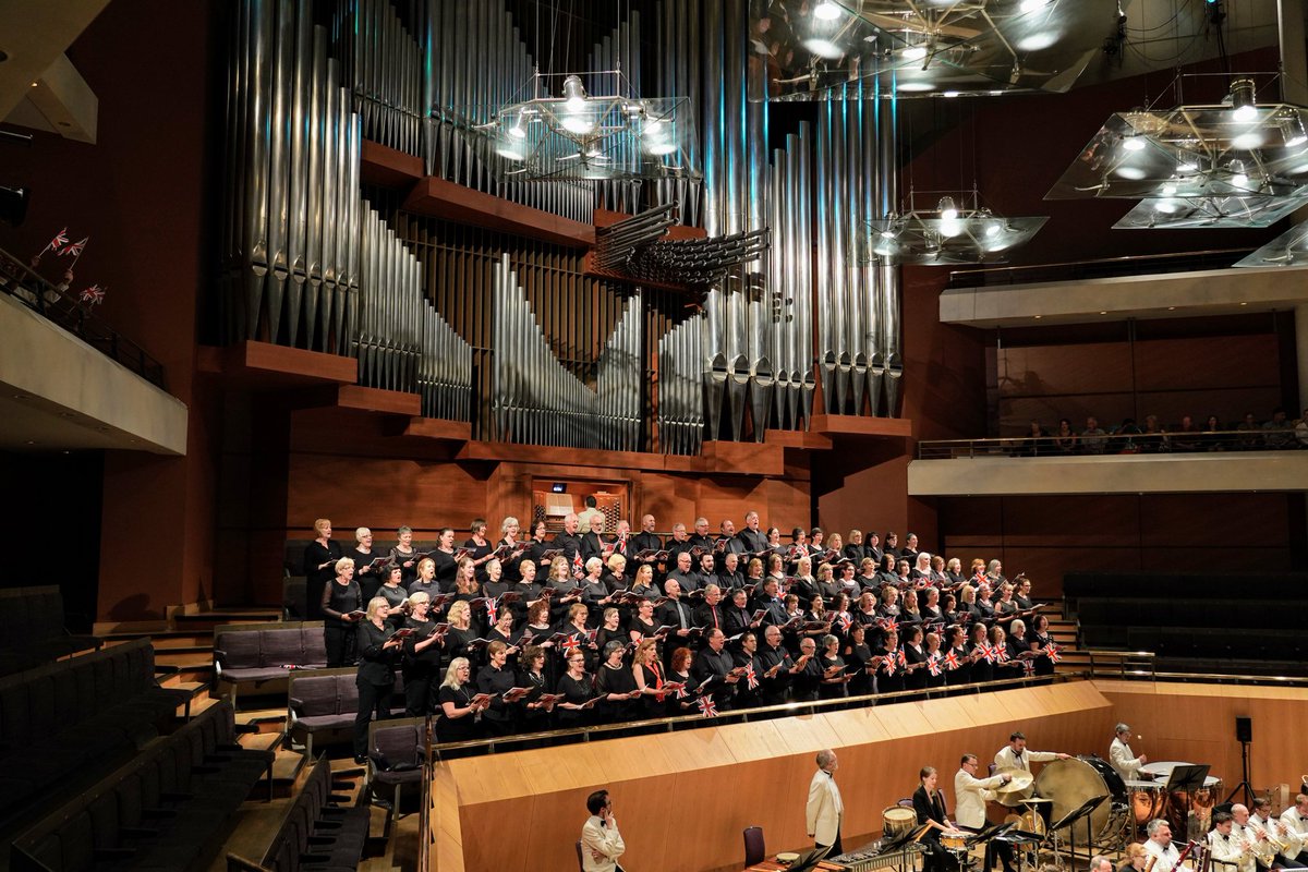 Splendid Hallé Proms concert finale. Thank you to @camrobsop Hallé Ancoats Community Choir & Hallé Choral Academy for their brilliant singing. To conductor @stevebell62 and the orchestra for their hard work throughout the season. And to everyone for their continual support. ❤