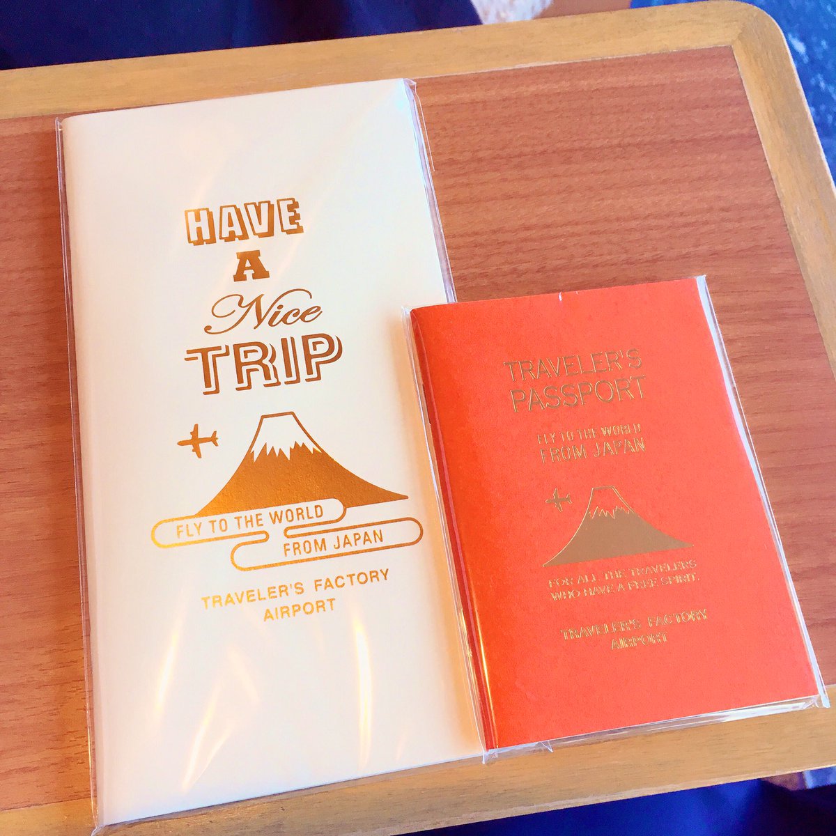 エリー Twitter પર トラベラーズファクトリーではトラベラーズノートの成田空港限定リフィルなどをお迎え 富士山と飛行機のデザインかわいい 限定スタンプも押してきた 同じく限定のステッカーや本体は悩んで見送り エリー Twitter પર トラベラーズファクトリーではトラベラーズノートの成田空港限定リフィルなどをお迎え 富士山と飛行機のデザインかわいい 限定スタンプも押してきた 同じく限定のステッカーや本体は悩んで見送り