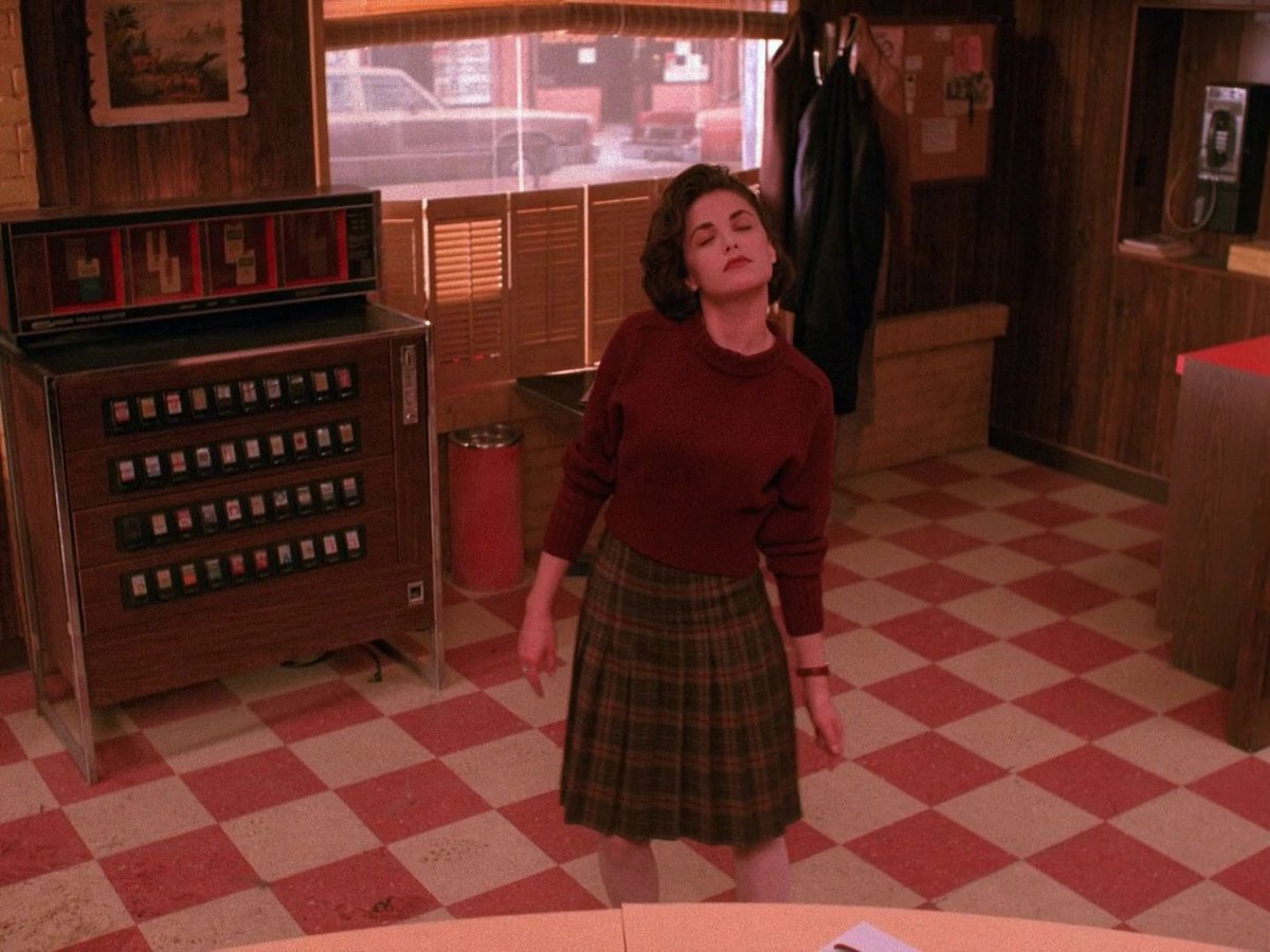 OnePerfectShot's tweet photo. TWIN PEAKS (1990)

Cinematography by Frank Byers
Directed by David Lynch
From the episode "Zen, or the Skill to Catch a Killer"
Explore more shots in our database: https://t.co/z8qbeAhwjA https://t.co/VEZDffwozr